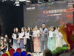 -贺加贝化妆美甲培训学校