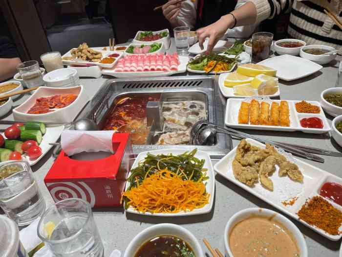 海底捞火锅(摩天活力城店)-"「番茄锅底」最爱这个番茄锅底啦,服务员