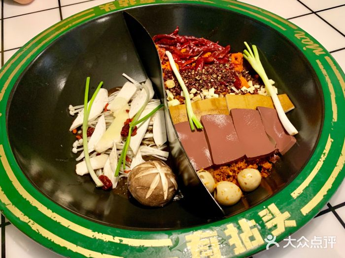 有拈头成都市井火锅(西稍门店)锅底丰富味道好图片
