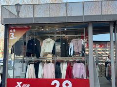 -王府井奥莱棋盘山小镇