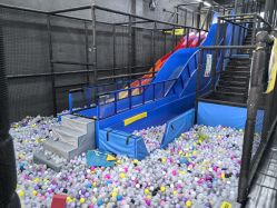 -零重力蹦床空间·滑梯·海洋球·团建(奥特莱斯店)