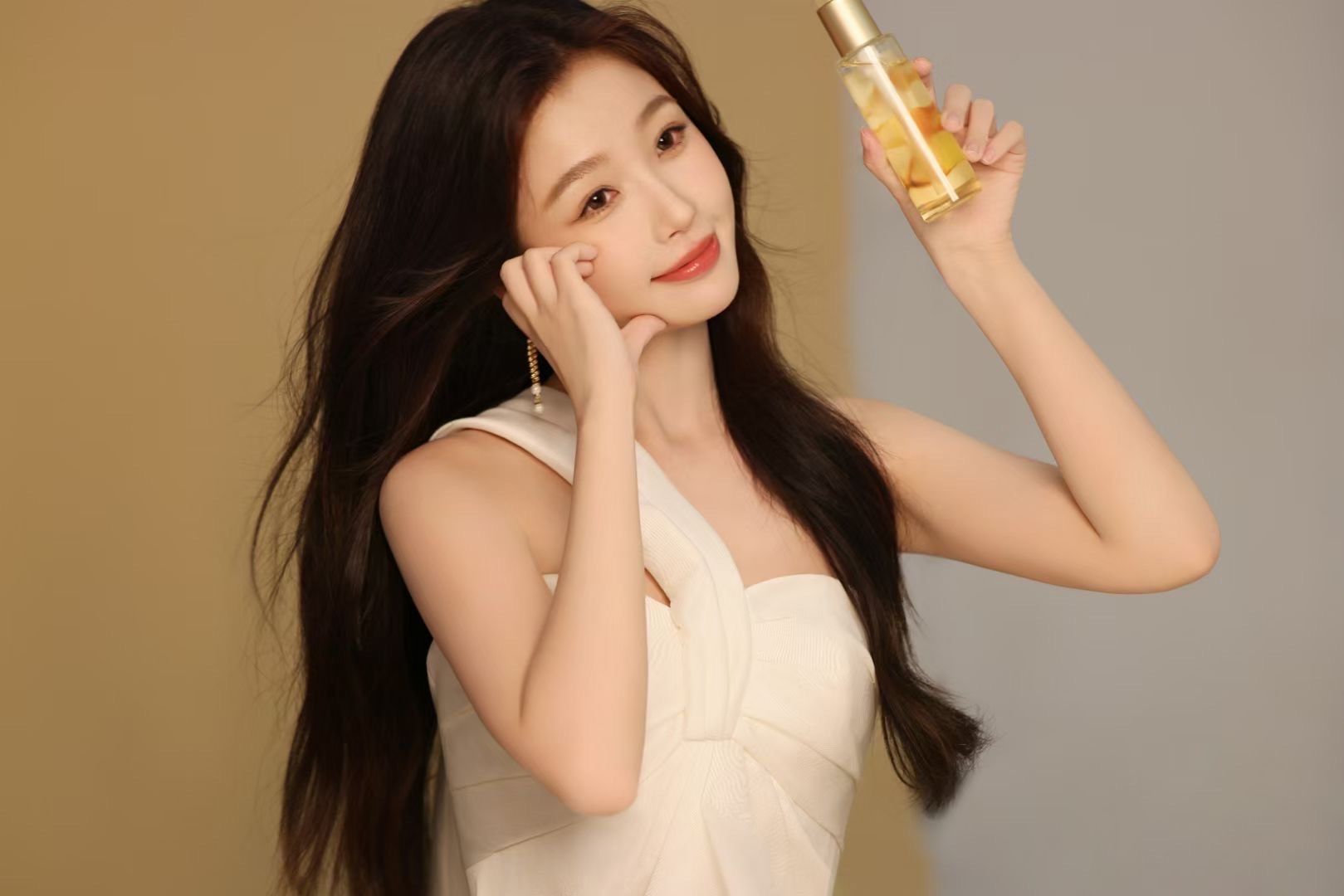 虞书欣 in viktor rolf婚纱