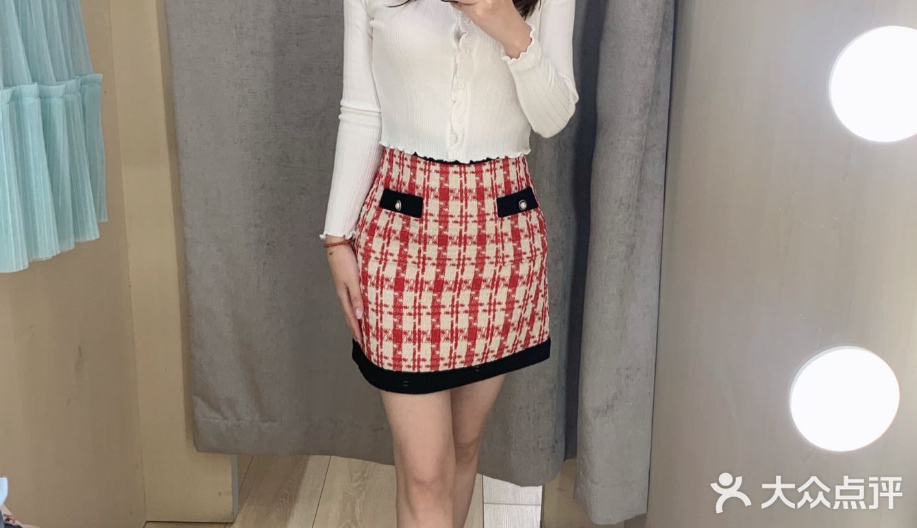 换季穿衣指南｜C&A花边V领短上衣搭配复古小香风短裙