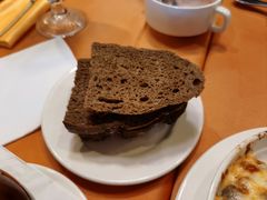 全麦黑面包-老井俄式餐厅