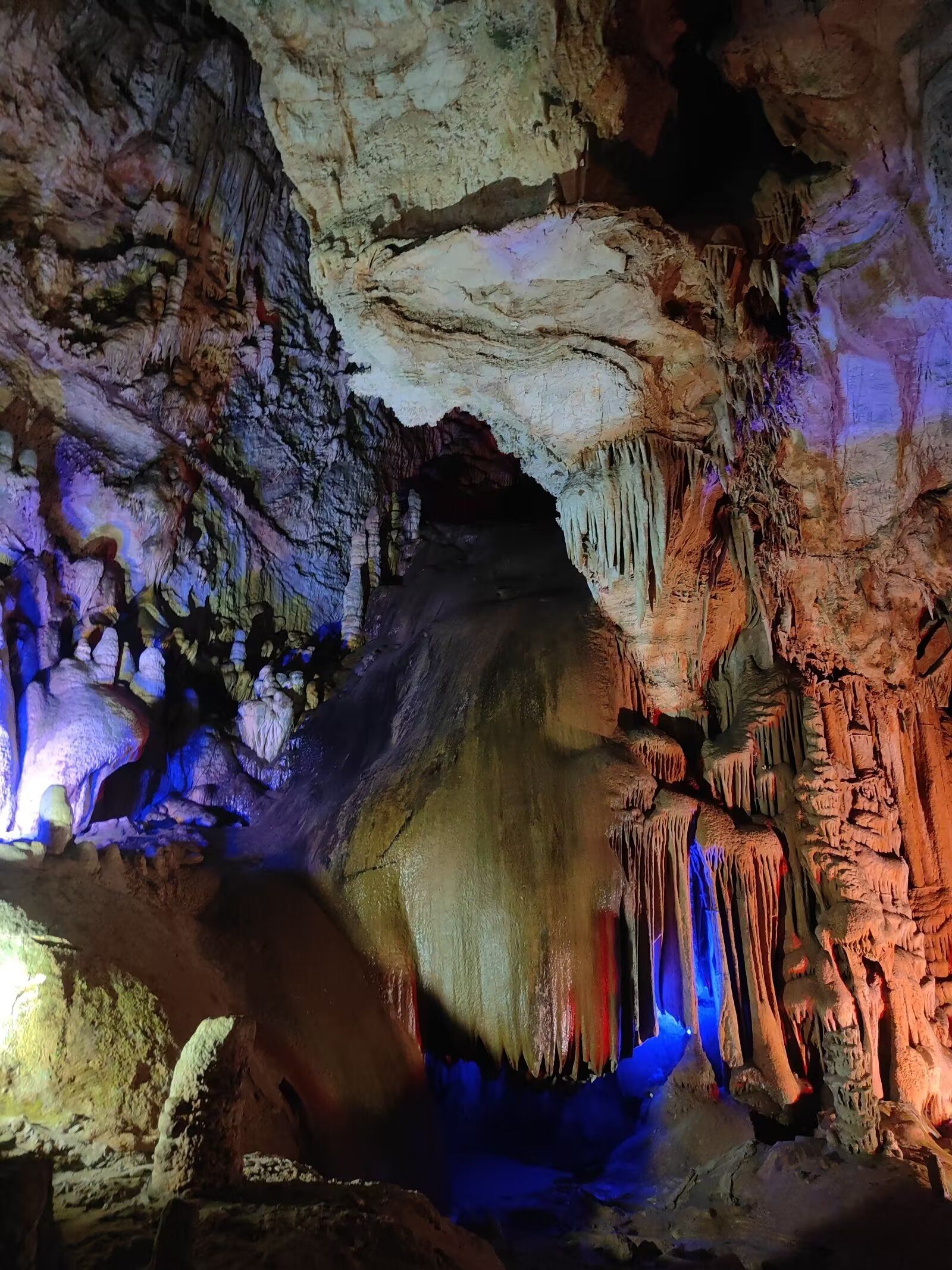 灯光下的溶洞,美得像画