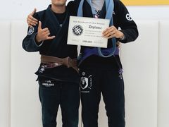 -菠萝格斗巴西柔术训练馆