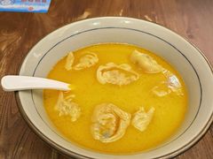 金汤黄鱼馄饨-蟹黄鱼·楼上面馆(外滩中央旗舰店)