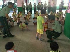 消防官兵给全园师生讲消防安全知识-春苗幼儿园(青年路)