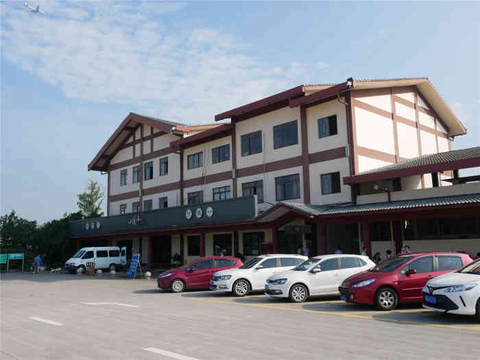 (新津服务区)停车场