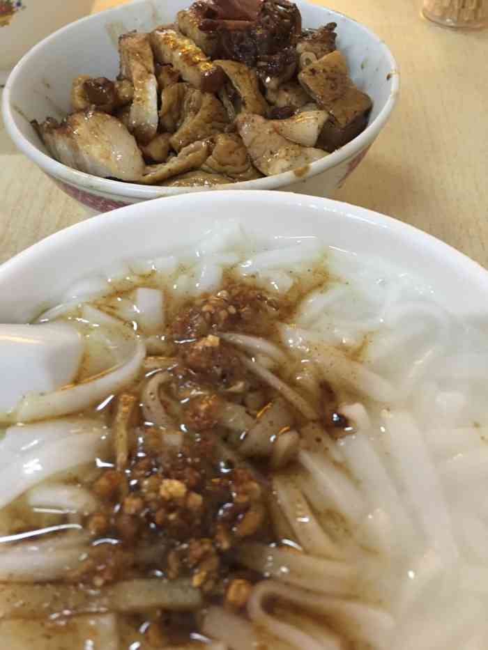 打分 15 /人 "姿娘"一词主要是称呼那些能"上得厅堂下得厨房"的潮汕