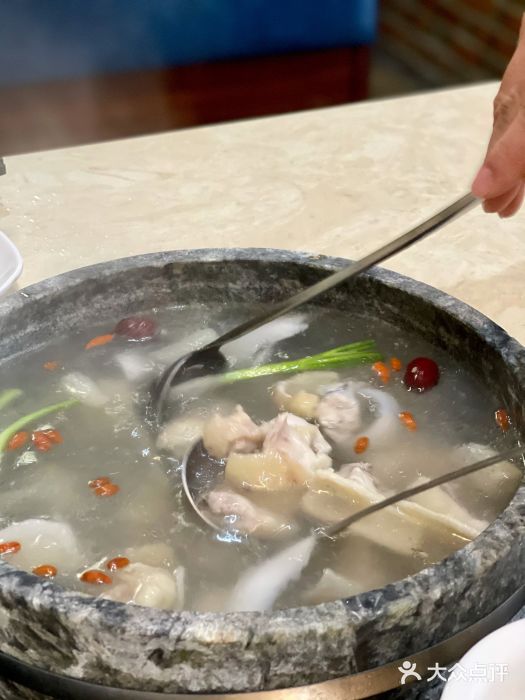 墨脱石锅椰子鸡•糟粕醋•东山羊(大东海店)墨脱石锅椰子鸡图片