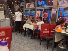 等位区-簋街仔仔小龙虾(总店)