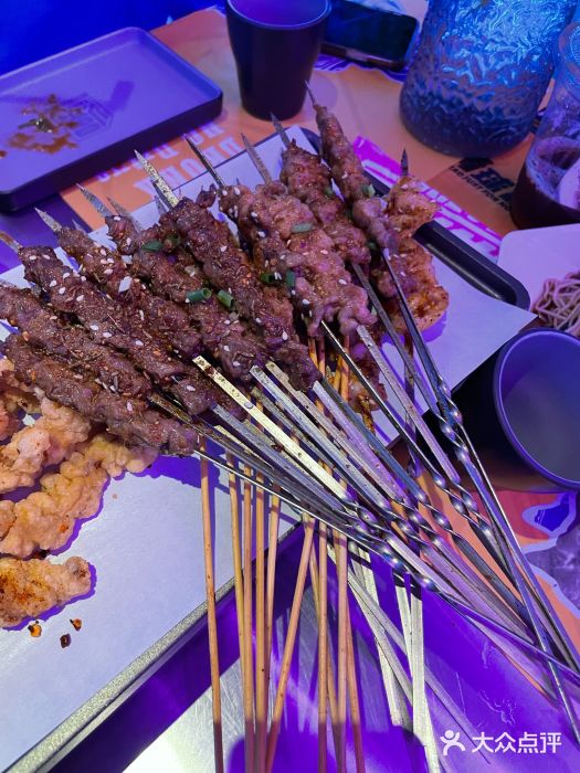 燥次·烧烤酒场(万象城店)燥次筋神牛肉串图片