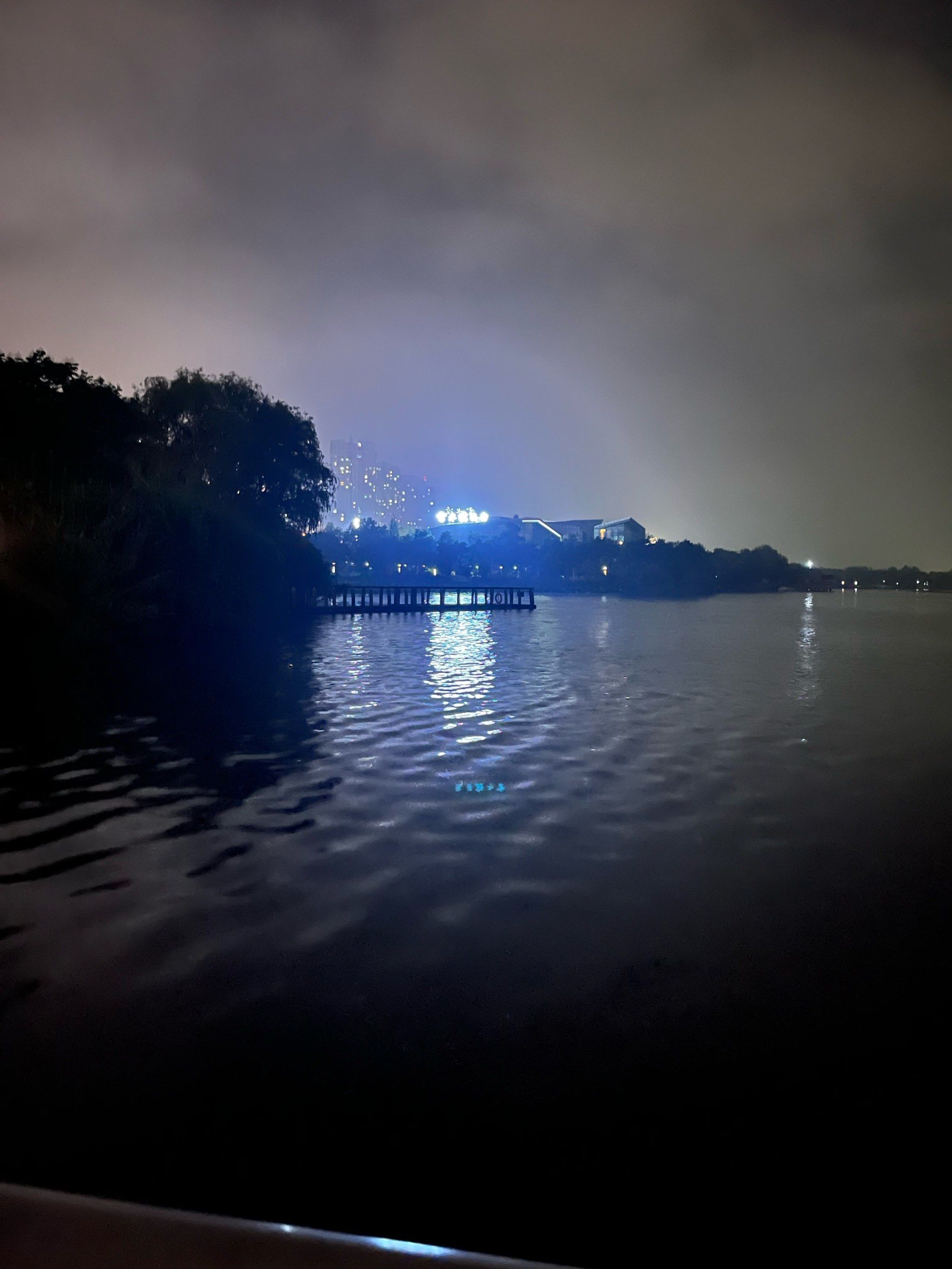 湖边夜色温柔