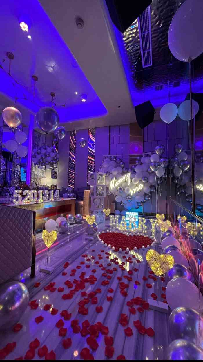 银河九天ktv(龙湖滨江天街店)-"3个人订了一个大包,108元,前台很好,.