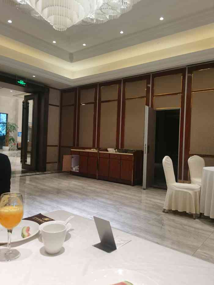 沪华海鲜大酒楼(嘉定店)-"沪华大厅的消费真的很亲民,四个虾饺,一个.