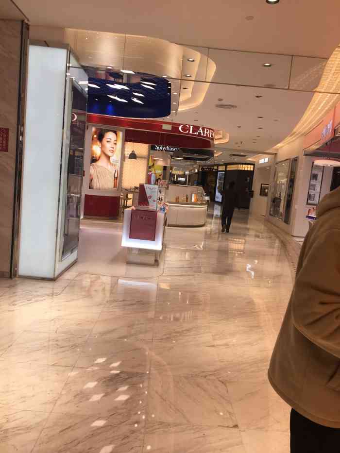 东方百货已经在福州有多家分店,这个是东街口分店.