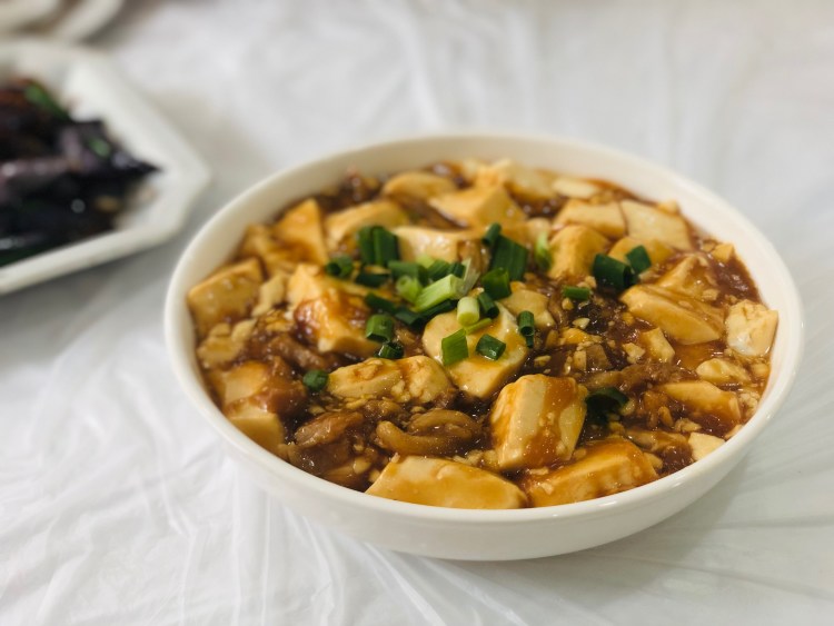 油渣豆腐,熟悉地口味就是大夏天的时候吃,豆腐容易酸.