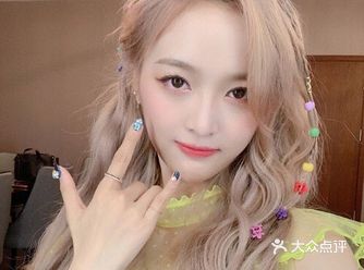 夏天到了我们很多女生都喜欢扎头发，头发扎起来既凉快又
