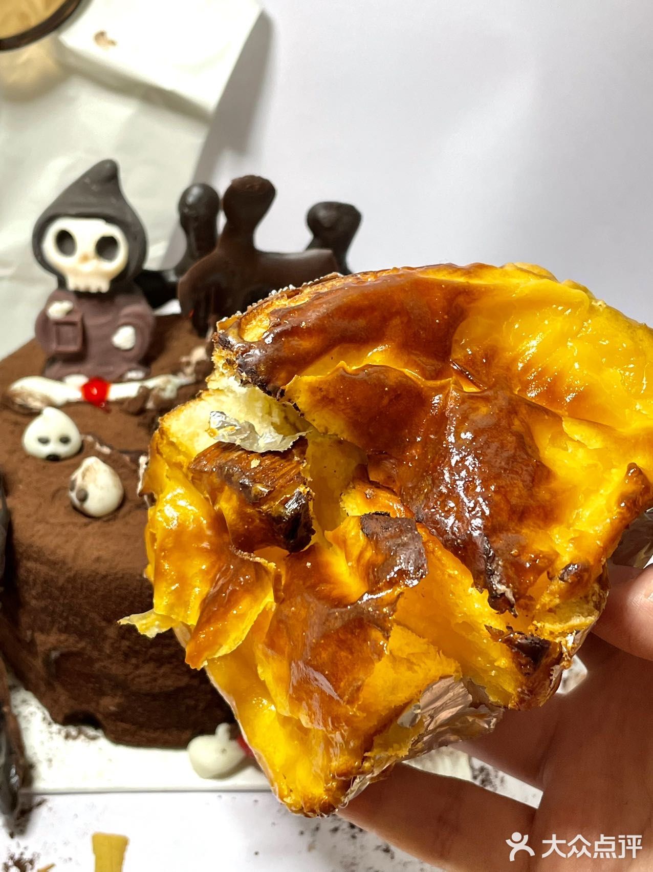 发现有只小可爱在吃巧克力🍫蛋糕