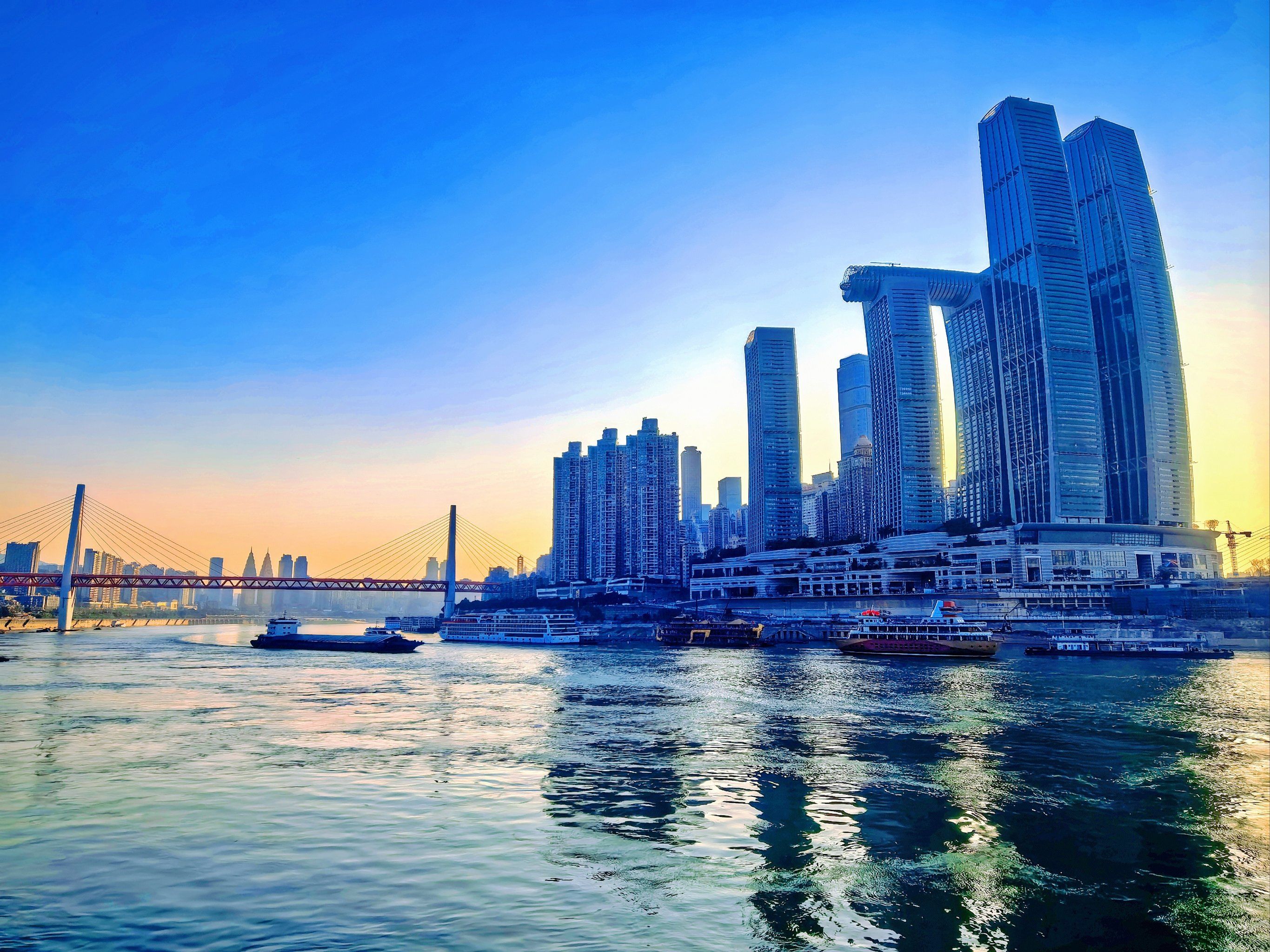 重庆滨江浪漫的礁石草滩