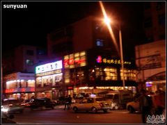 站在总店照分店-荣鹏风味烀饼总店