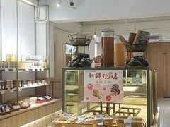 面包甜点陈列柜-顶东面包花园·生日蛋糕(世博店)