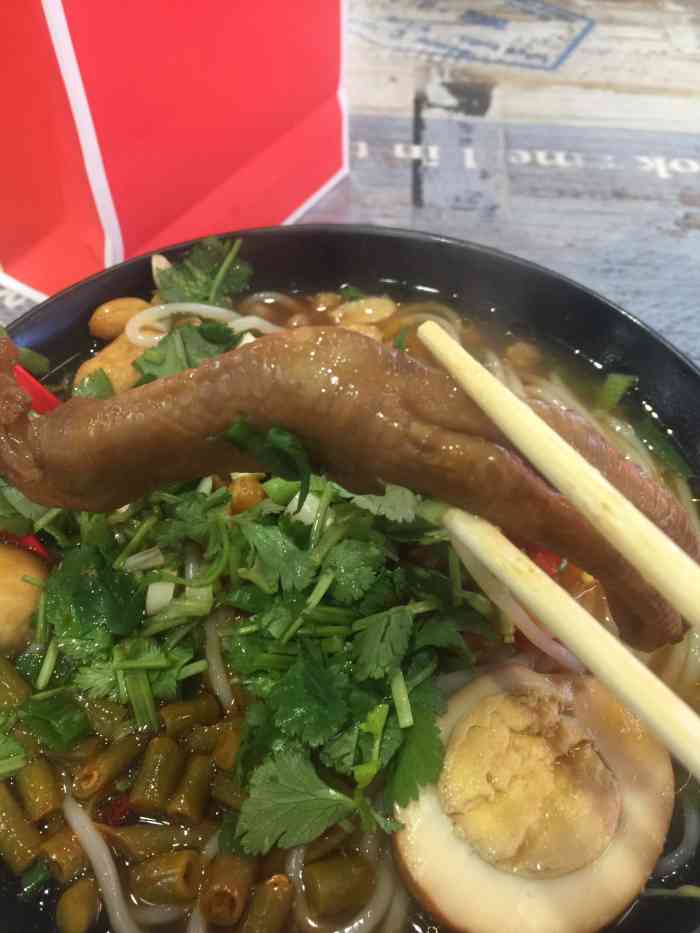 卤小仙卤粉快餐-"在大商里买了些小吃坐在这家店附近吃,需要.