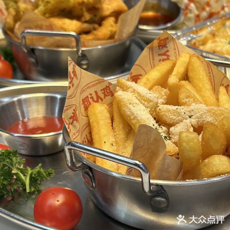 哇谁懂啊在广州两个猛男服务生陪我吃韩国烤鸡🥰