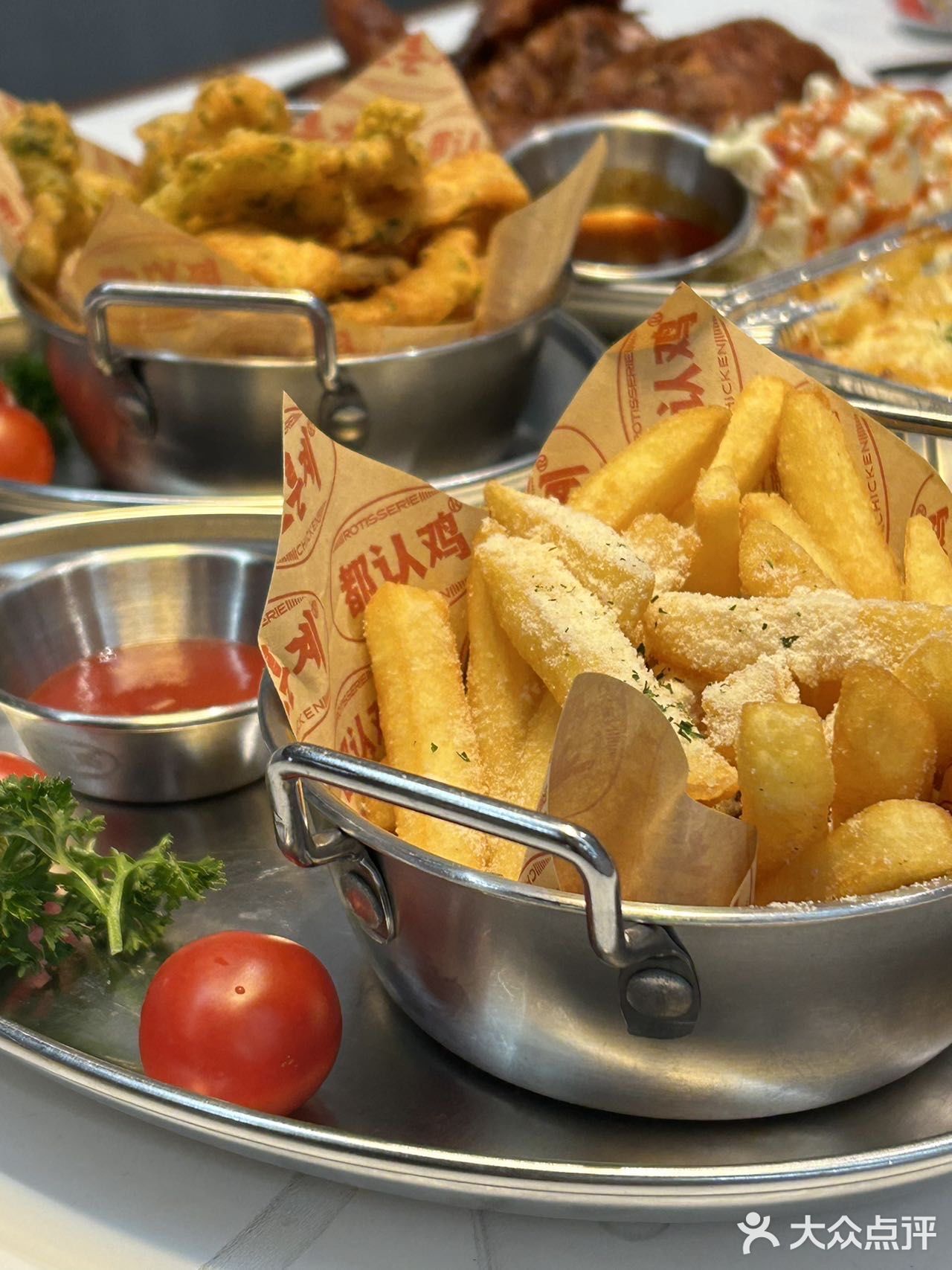 哇谁懂啊在广州两个猛男服务生陪我吃韩国烤鸡🥰