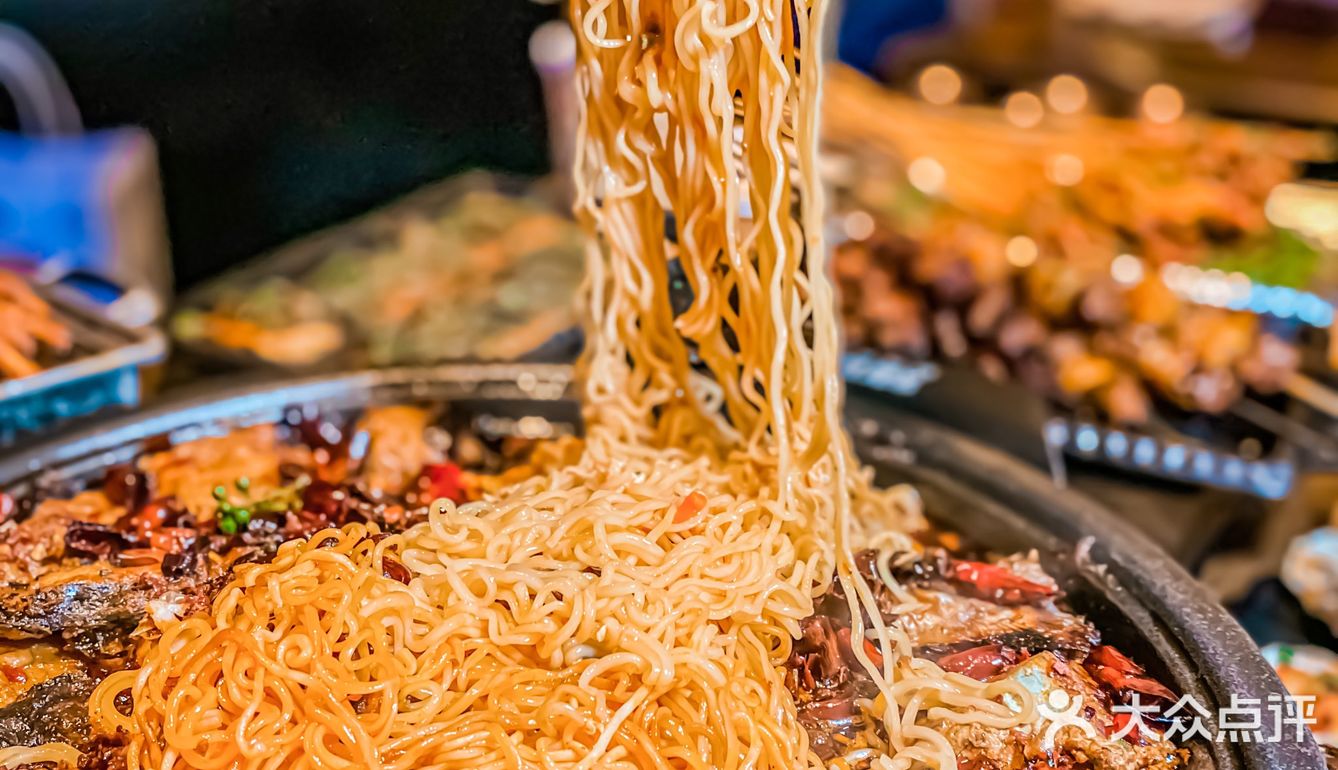 🆘在绝美的星空下，🌃吃经典麻辣烤鱼就问你燃不燃