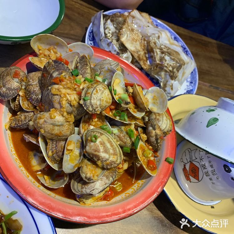 快餐品行业里面应该服务算好的，服务员也比较多