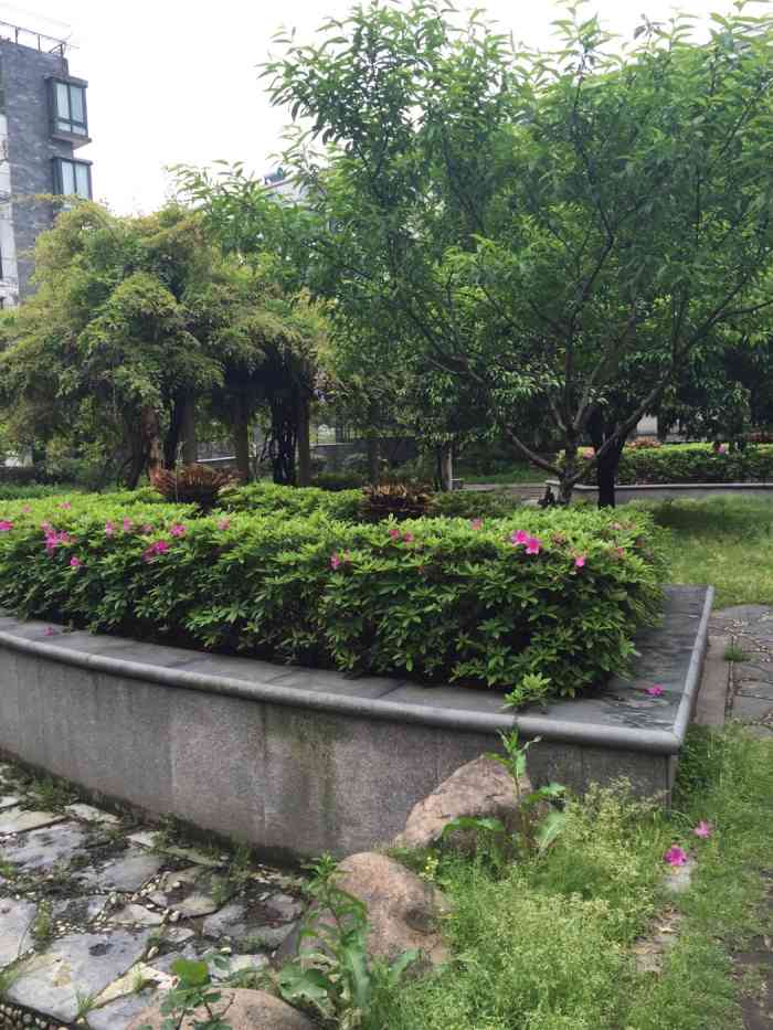 莲花庄小区-"莲花庄小区因为莲花庄公园而得名.大概是0.