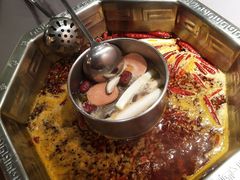 带有鱼头的鸳鸯锅底-蜀九香火锅(九眼桥店)