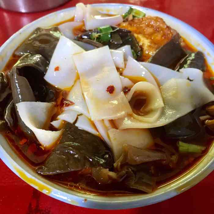 正宗向东街新化特色牛肉粉馆(一中店)-"很小的一家店,晚9点左右到达!