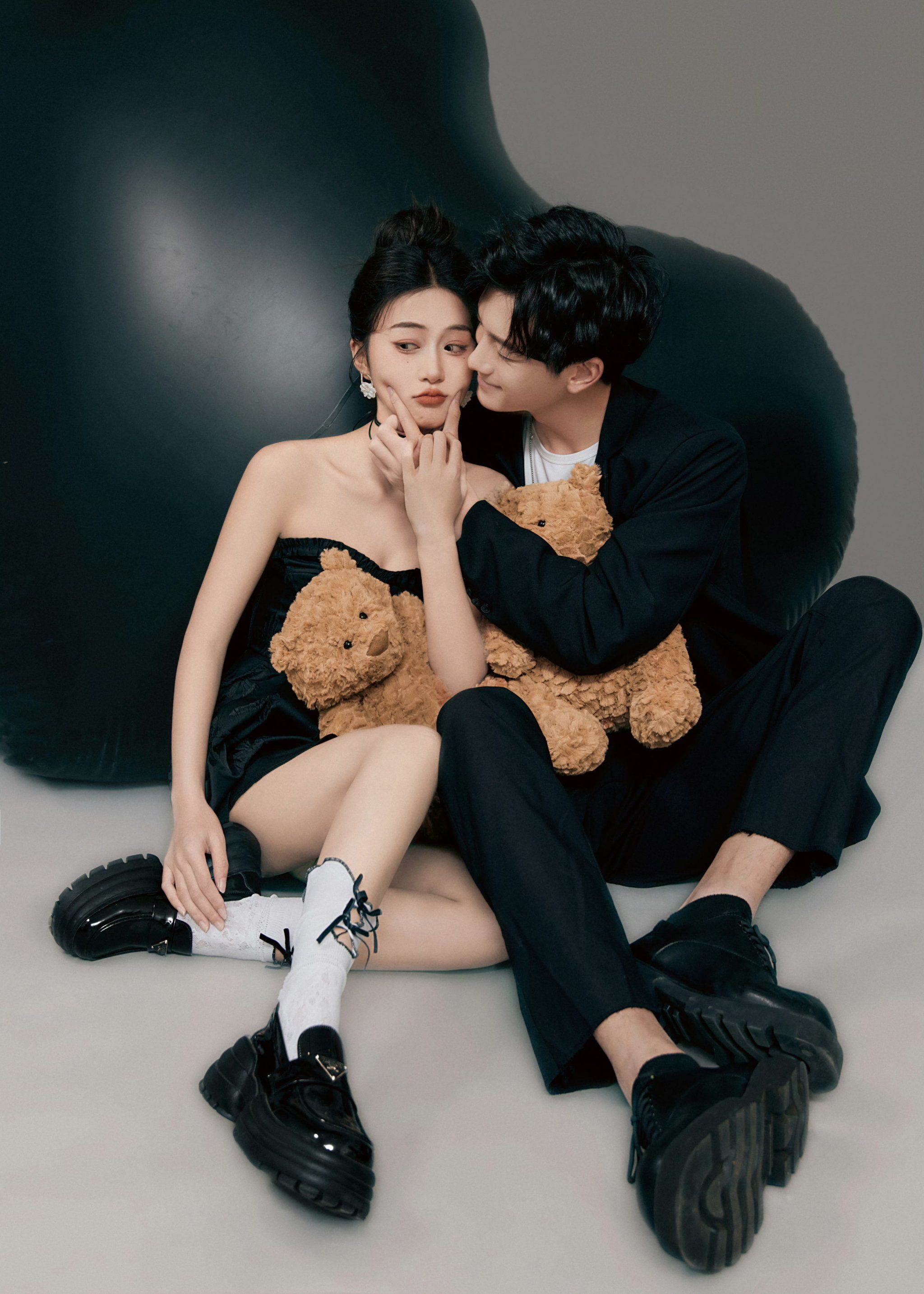 n
风格:鬼马,室内,情侣
📸:「拾壹studio网红写真