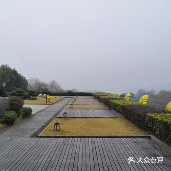 餐厅透过落地玻璃窗可以远眺西湖