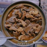 坐街边打卡撚手食堂