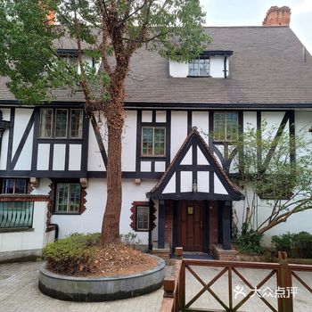 番禺路129号，一条小弄堂里，一幢历史保护建筑