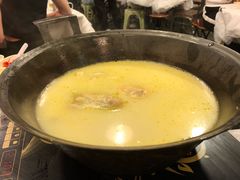 浓厚原只鸡煲花胶汤-鲜入围煮花胶鸡海鲜火锅