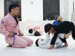 -菠萝格斗巴西柔术训练馆