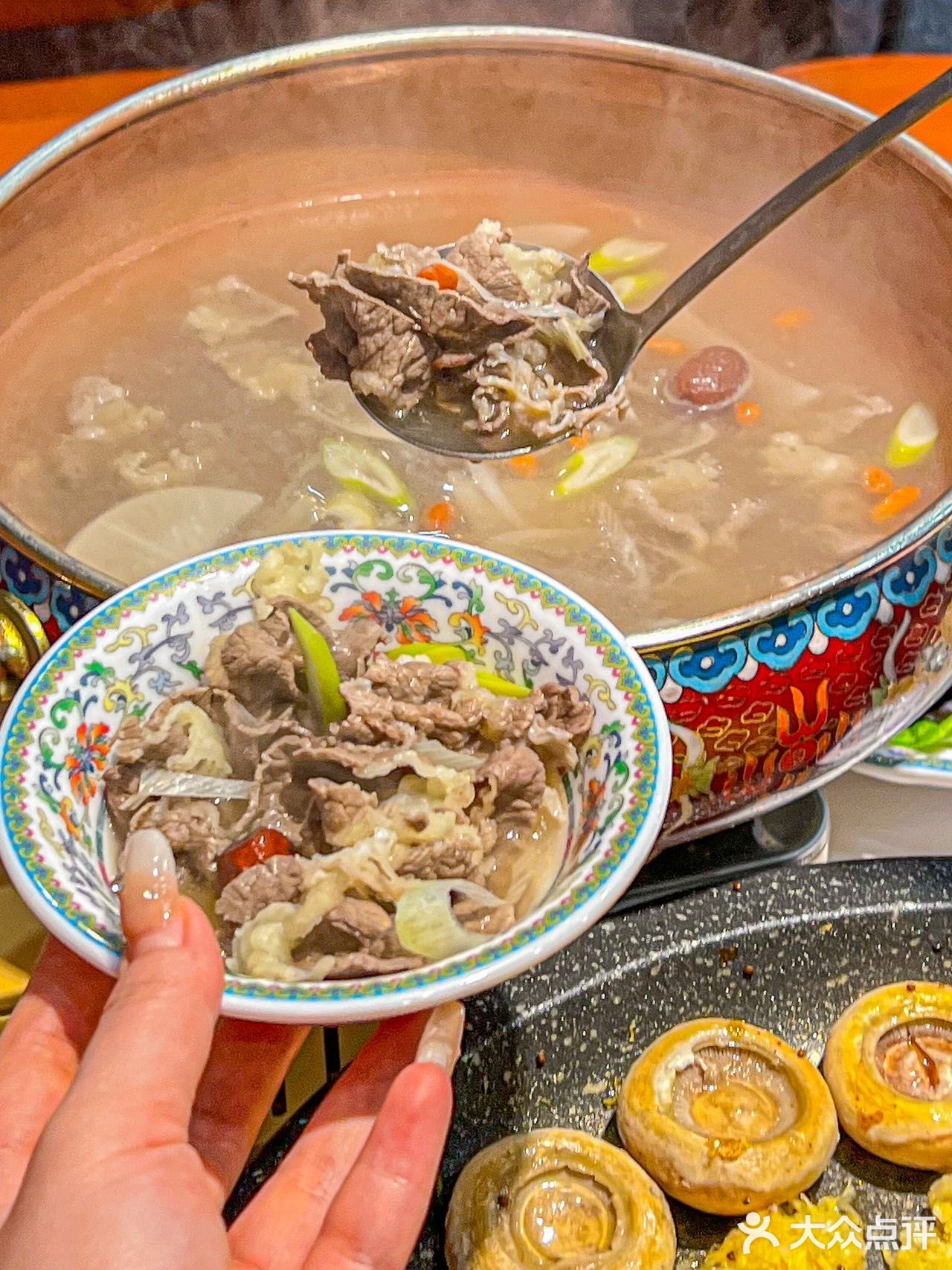 一进门就能看到超大的柜子，里面都是牛肉