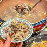 一进门就能看到超大的柜子，里面都是牛肉