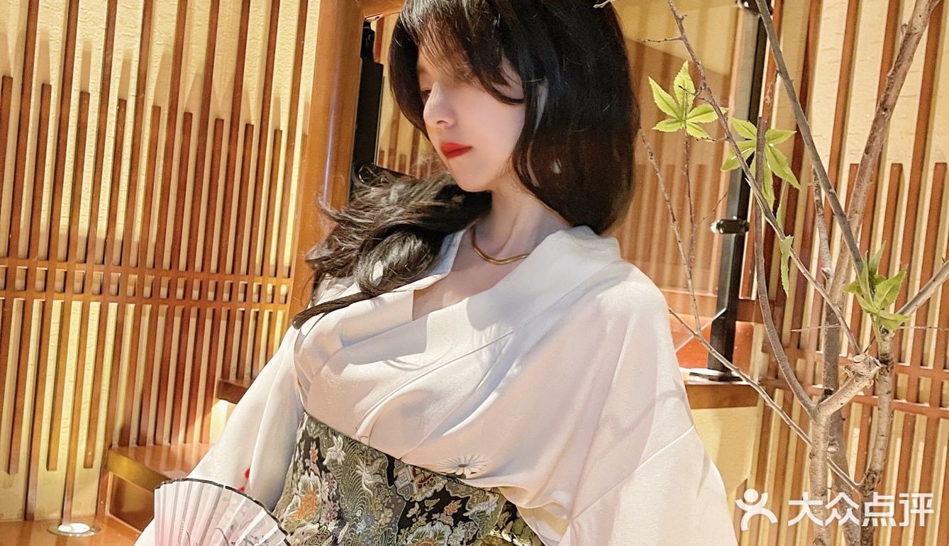 换装拍照+吃饭👘店里都是🫣摇曳的樱花美眉