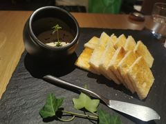 盐水鸭肝酱配烤面包片-梧桐