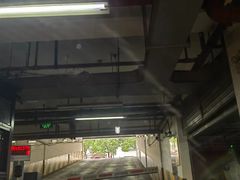 -卜蜂莲花-超市地下停车场