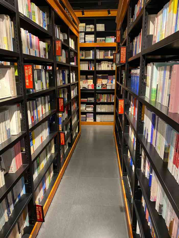 西西弗书店(月星环球港店)-"都好久没有看书了,姐妹要来看看,我就陪他