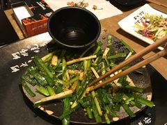 烤韭菜-何师烧烤·香辣蟹·川菜·30年老品牌(太古里旗舰店)