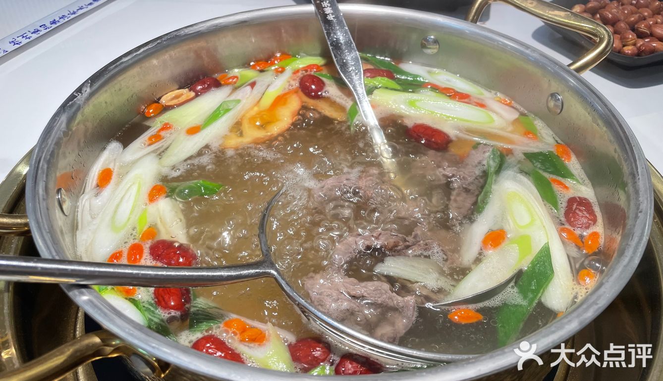 黄牛肉火锅：肉质鲜嫩，汤底醇厚，让人欲罢