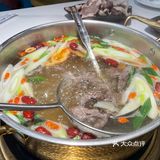 黄牛肉火锅：肉质鲜嫩，汤底醇厚，让人欲罢